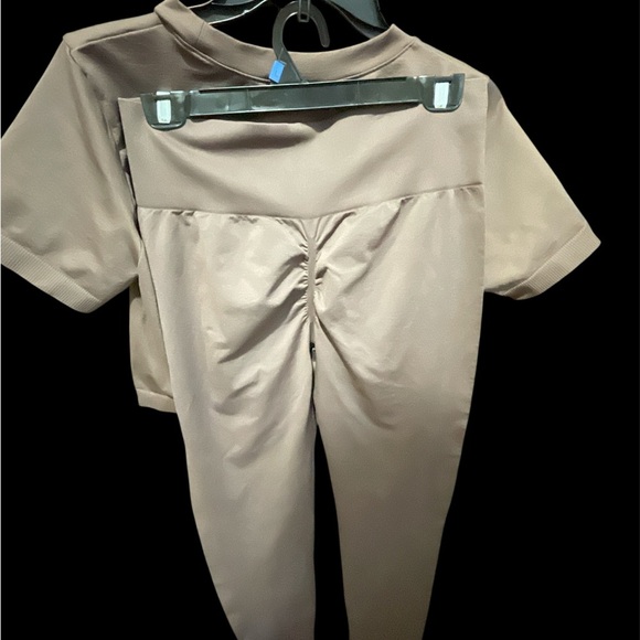 Chocolate brown Two-Piece Set crop top with high waisted leggings. - Picture 3 of 8